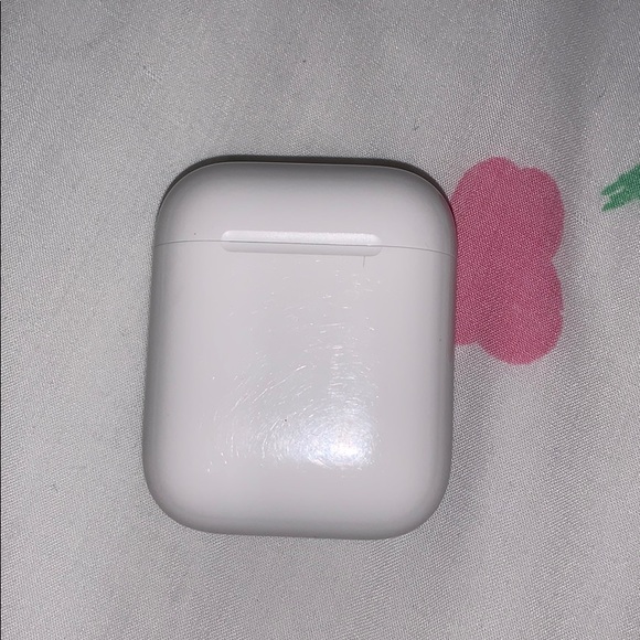 Airpod case without the airpods - Picture 2 of 3